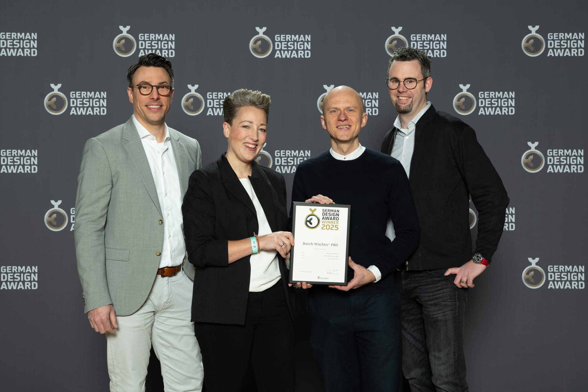 Nahmen den German Design Award f&uuml;r Busch-Jaeger entgegen (von links nach rechts): Stephan Merkle (Globaler Leiter Produktdesign), D&ouml;rte Thinius (Leiterin Produktdesign), Matthias Menzel (Creative Director, Entwurfreich GmbH) und Florian Brangenberg (Produktmanager).