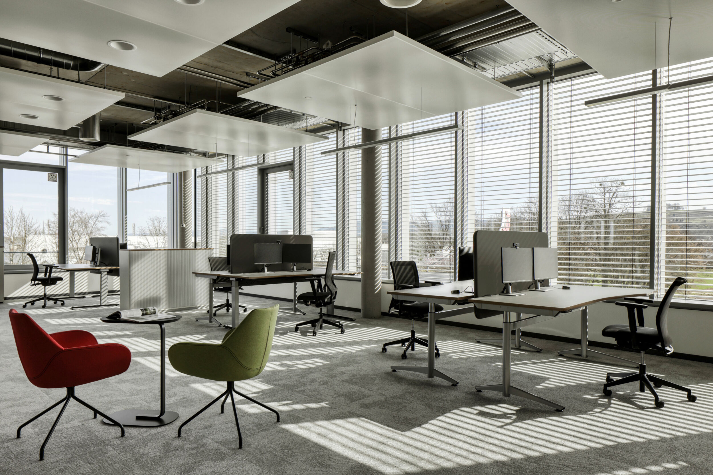 Geöffnete Raffstoren im Winter ermöglichen gezielt den Eintrag der Strahlungsenergie und unterstützen so die Heizung. Bei Blendung kann der Nutzer manuell eingreifen.