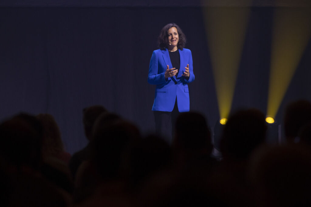 Verena Rathjen, Vice President Sales EMEA bei Axis Communications, betonte die wachsende Bedeutung von Hybrid-Cloud-Lösungen.