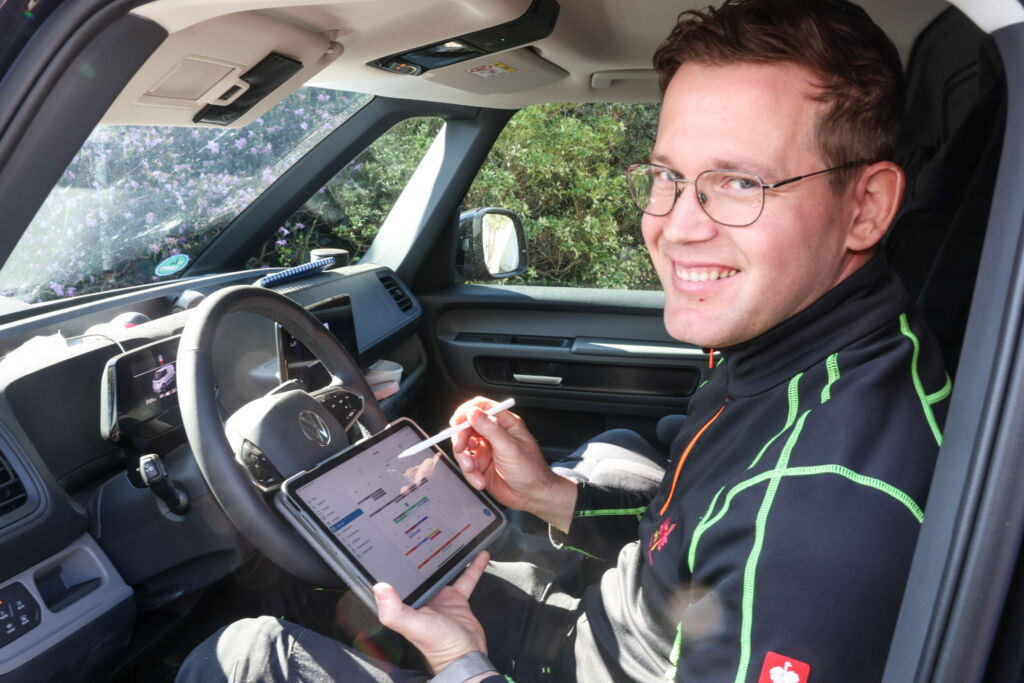 Mobil und effizient: Mit den digitalen Services von Sonepar kann Stephan L&uuml;the auch von unterwegs alles Wichtige organisieren.