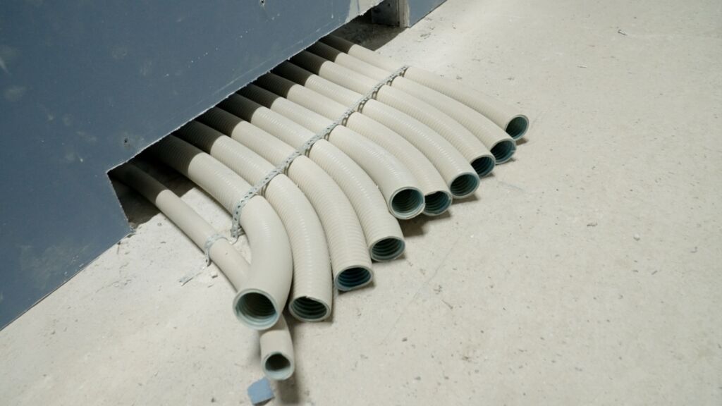 Im Bereich von Fluchtwegen und Feuerwehrzug&auml;ngen wurden spezielle brandhemmende Installationsrohre wie etwa diese vom Typ FFKuS-EM-F Highspeed verlegt.