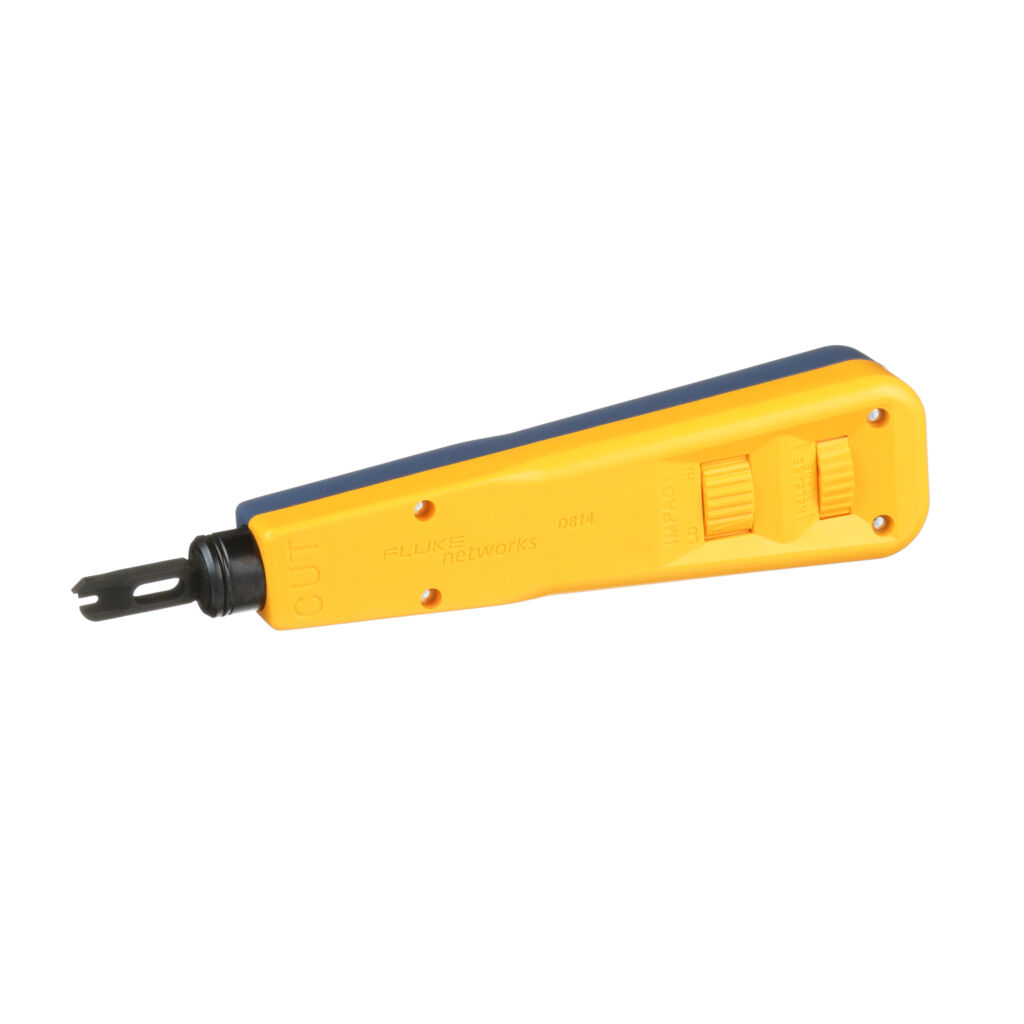 Ein Punchdown-Werkzeug von Panduit für Schneid-Klemm-Kontakte (PDT110) stellt sicher, dass die Leiter vollständig terminiert sind.