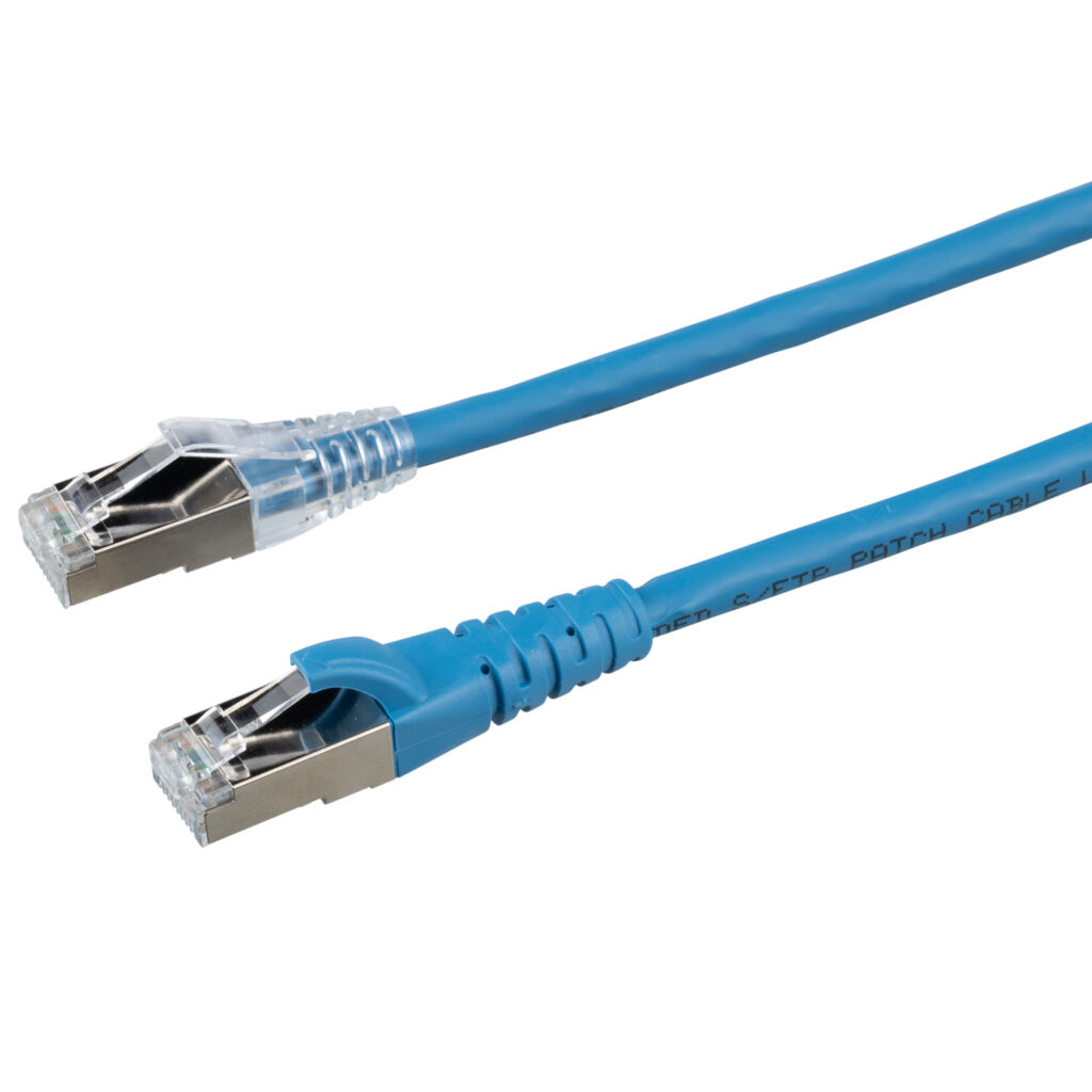 Dies speziell geformte Entriegelungslasche des RJ45-Steckers beim Cat-6/6a-Patchkabel verhindert durch den mit dem Kabelmantel integrierten Kabelschuh ein versehentliches Verhaken beim Zurückziehen des Kabels und ermöglicht dennoch ein ein einfaches Lösen des Steckers.