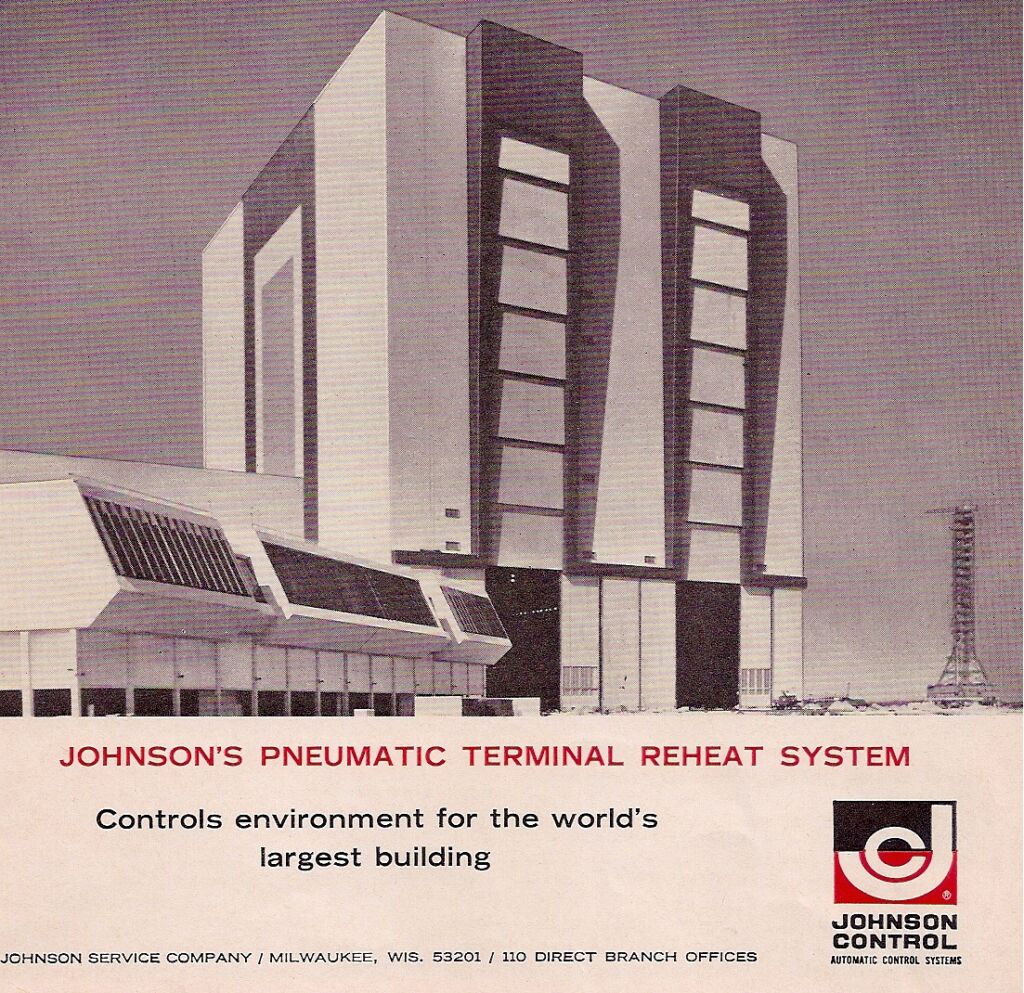1965: Johnson Controls lieferte eine pneumatische Klimasteuerung f&uuml;r die NASA. York International installierte 10.500 Tonnen Kaltwassers&auml;tze f&uuml;r die Klimatisierung des riesigen Fahrzeugmontagegeb&auml;udes der NASA in Cape Canaveral (Florida). Zu diesem Zeitpunkt war es eines der gr&ouml;&szlig;ten Freifl&auml;chengeb&auml;ude der Welt. Die Technologie von Johnson Controls verhinderte die Bildung echter Regenwolken im Inneren. 

