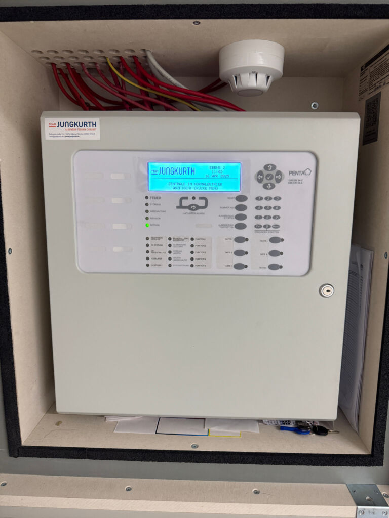 Die Penta-Brandmelderzentrale ist durch eine Einhausung besonders vor Feuer geschützt.