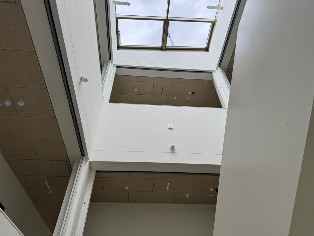 Mehr als 140 Melder sind im gesamten Gebäude verteilt und werden von der Penta-Brandmelderzentrale aus verwaltet.