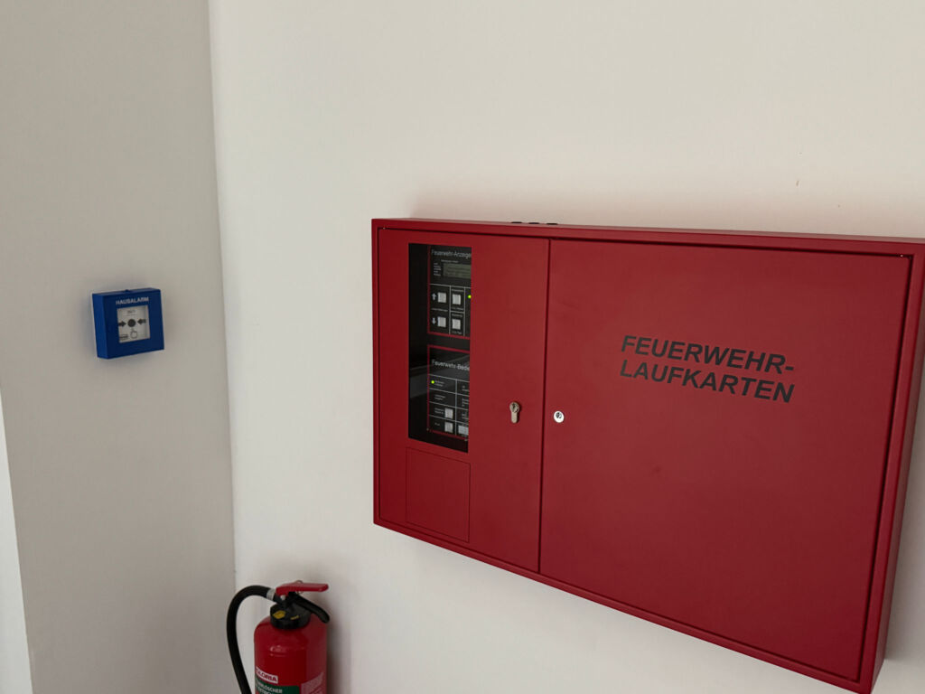 Mit einem Feuerwehr-Informations- und Bediensystem (FIBS) im Eingangsbereich ist die Musikschule auf eventuelle Einsätze vorbereitet.