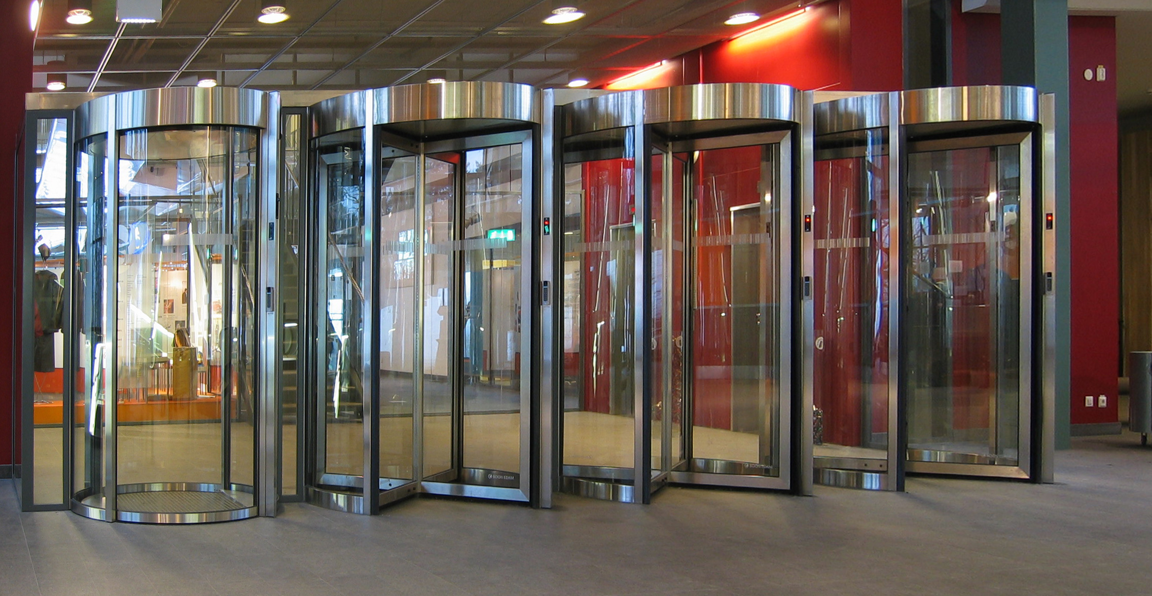 Die Karusselltür Tourlock 180 verhindert den gleichzeitigen Zutritt mehrerer Personen zum Gebäude.