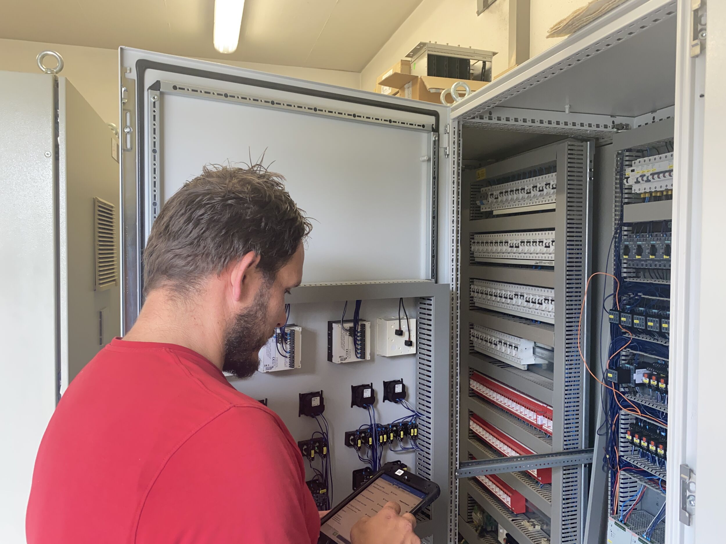 Mit der richtigen Softwarelösung haben Techniker und Monteure via App auch vor Ort immer alle relevanten Informationen im Blick.