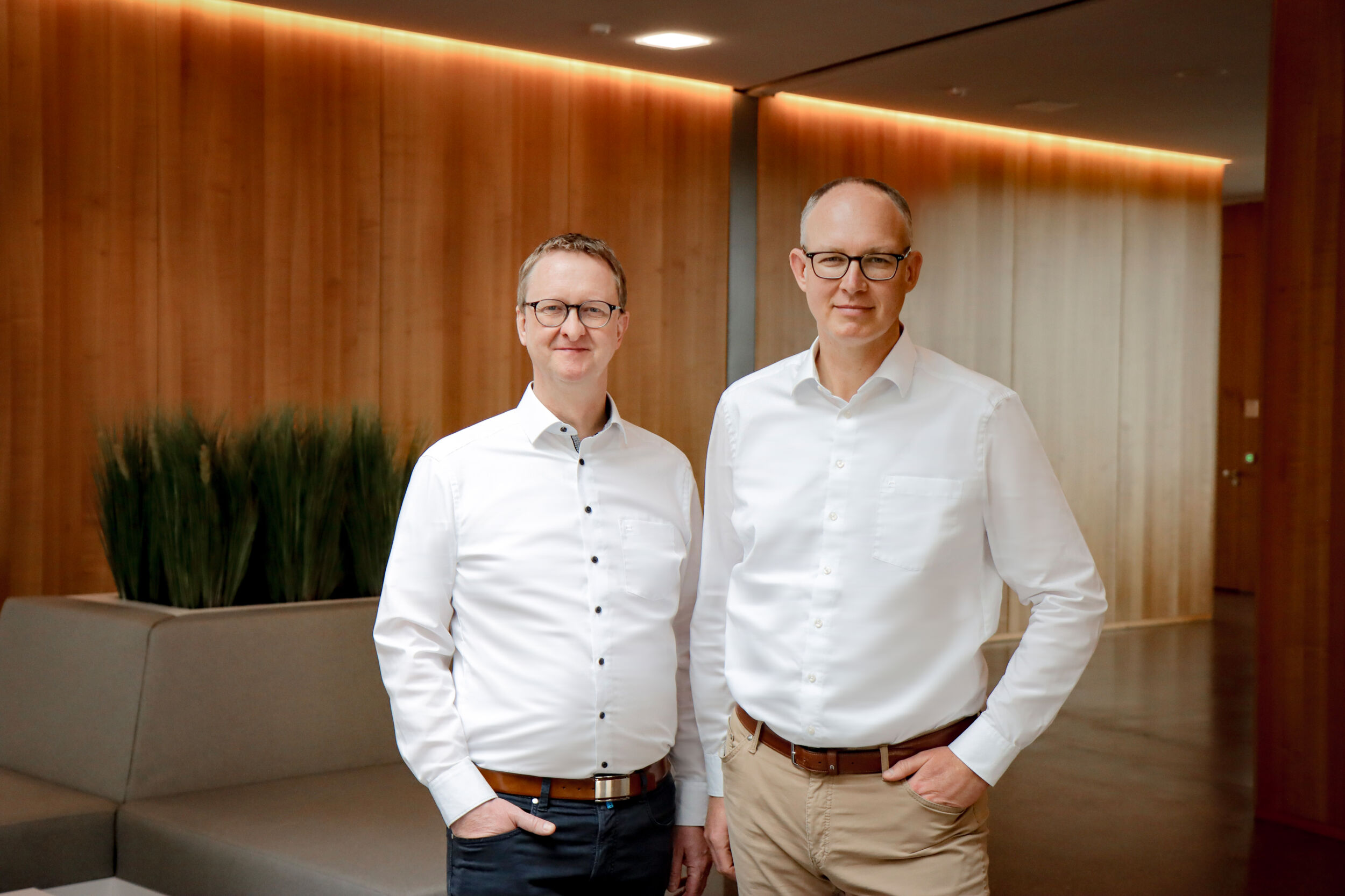 Integration erfolgreich: Marc Luksch (r.), Gesch&auml;ftsf&uuml;hrer der HELUKABEL Gruppe, und Matthias Eick, Gesch&auml;ftsf&uuml;hrer von HELU Connectivity Solutions.