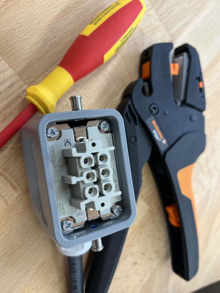 Konfektionierter schwerer Steckverbinder, bereit für die Montage an der Maschine