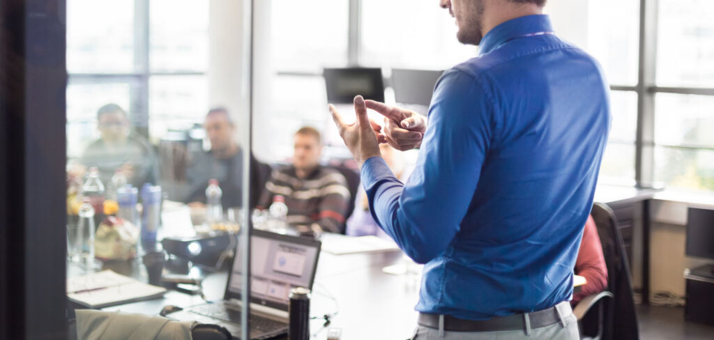 Die Gira Akademie setzt auf fachliche Kompetenz und Praxisnähe. Die Inhalte reichen von Produkt- und Systemschulungen über Normen, IT-Netzwerktechnik bis hin zum Energiemanagement. Das Schulungskonzept umfasst Web-Based Trainings, Live-Webinare und klassische Präsenzseminare.