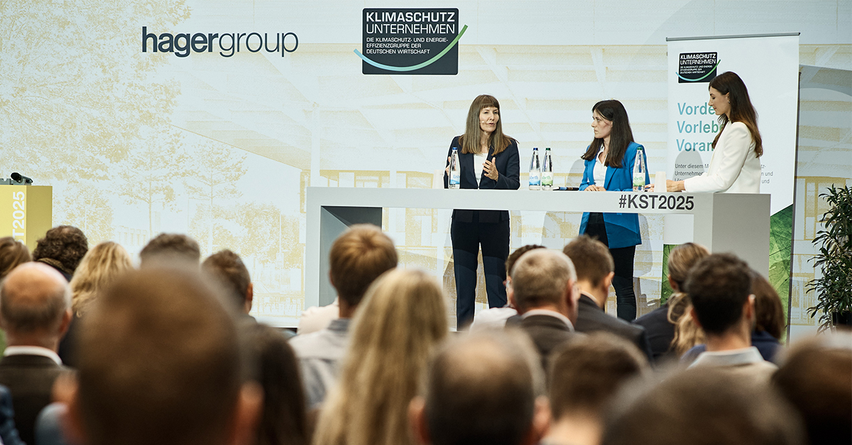 Klimaschutz-Unternehmen zu Gast bei der Hager Group. V.l.n.r. Sabine Busse, CEO Hager Group, Annika Roth, Stv. Vorsitzende Klimaschutzunternehmen e.V., Louisa Schlang, Moderatorin