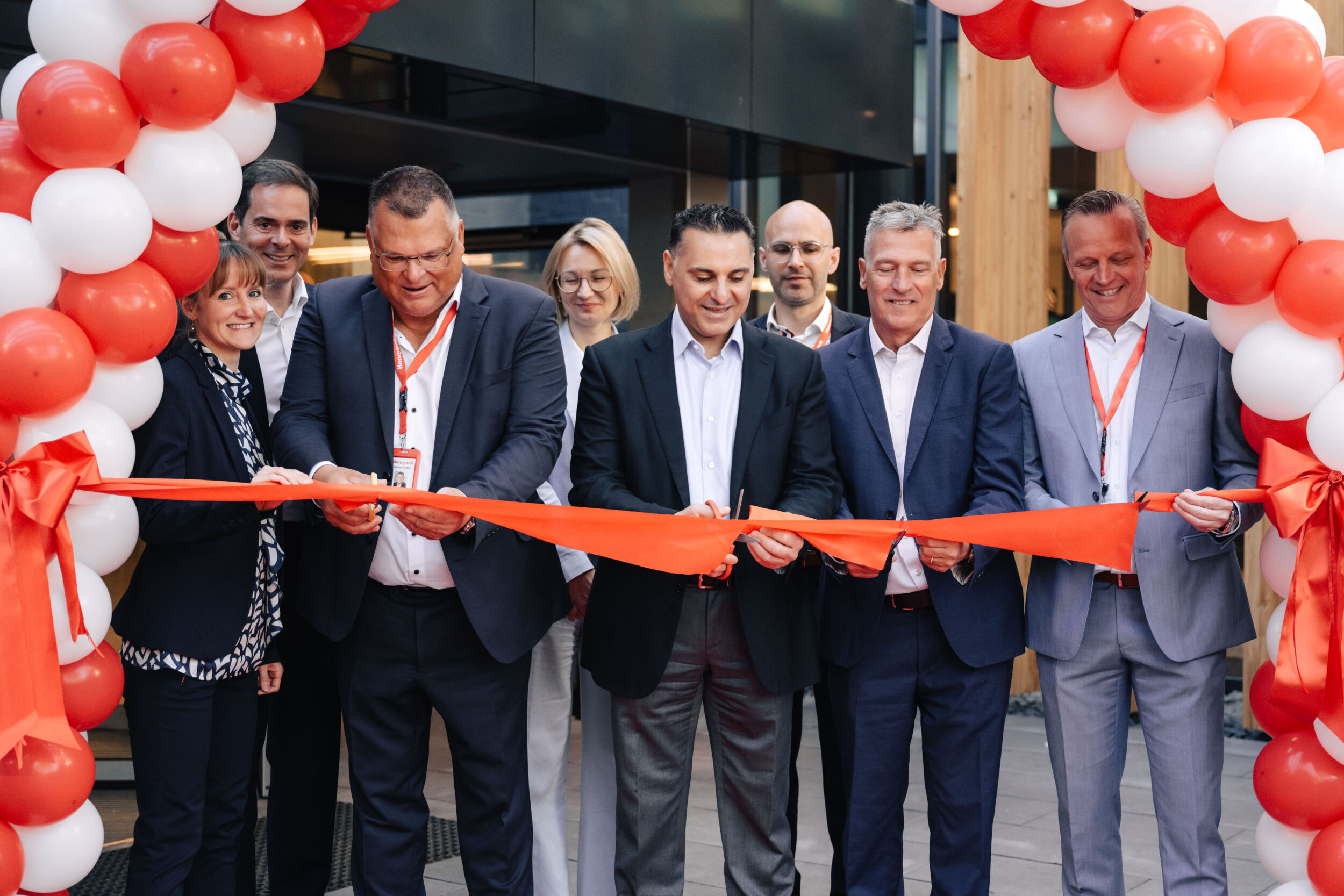 Honeywell veranstaltet erstes European Growth Symptium Eine Delegation von Honeywell-Führungskräften, darunter Billal Hammoud, President & CEO Building Automation, durchtrennte feierlich das Band zur offiziellen Eröffnung der neuen Honeywell-Niederlassung in Ratingen.
