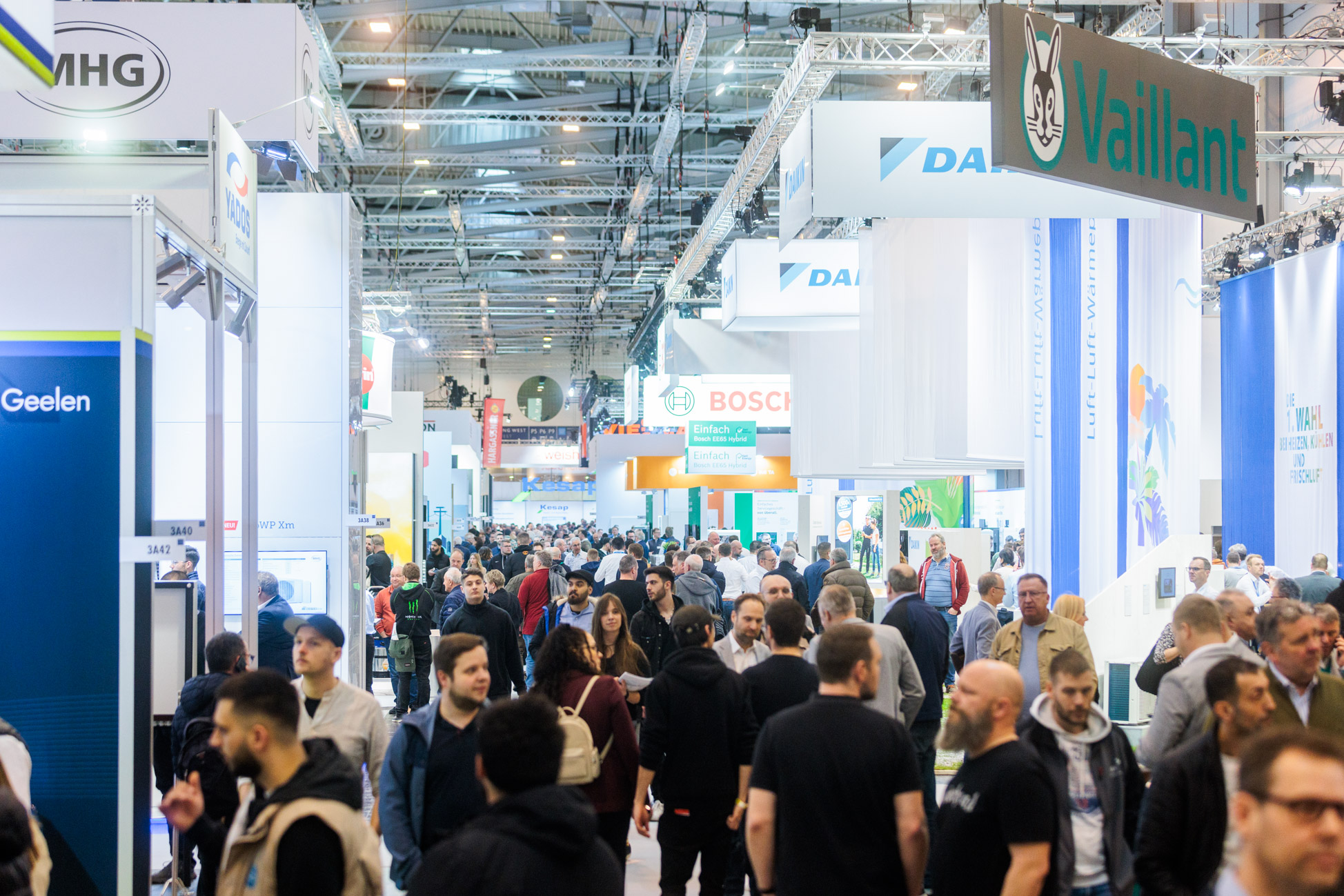 SHK+E Essen 2026 bereits mit starkem Buchungsstand Vom 19. bis 22. März 2024 trifft sich die Branche auf der SHK+E ESSEN zum ersten Highlight des Jahres. Rund 300 Aussteller aus 15 Ländern präsentieren in der Messe Essen ihre Produkte rund um Sanitär, Heizung, Klima und Elektro. Handwerker*innen, Planer*innen und weitere SHK-Profis aus Deutschland und den Nachbarländern erleben auf der Fachmesse marktreife Innovationen für ihre Kund*innen. Im Mittelpunkt des vielfältigen Angebots stehen in diesem Jahr die elektrische Wärmeerzeugung und effiziente Montagetechniken. -- From March 19th to 22nd 2024, the industry will meet at SHK+E ESSEN for the first highlight of the year. Around 300 exhibitors from 15 countries will present their sanitary, heating, air conditioning and electrical products at Messe Essen. Tradespeople, planners and other HVAC professionals from Germany and neighbouring countries will experience market-ready innovations for their customers at the trade fair. Electric heat generation and efficient installation technologies