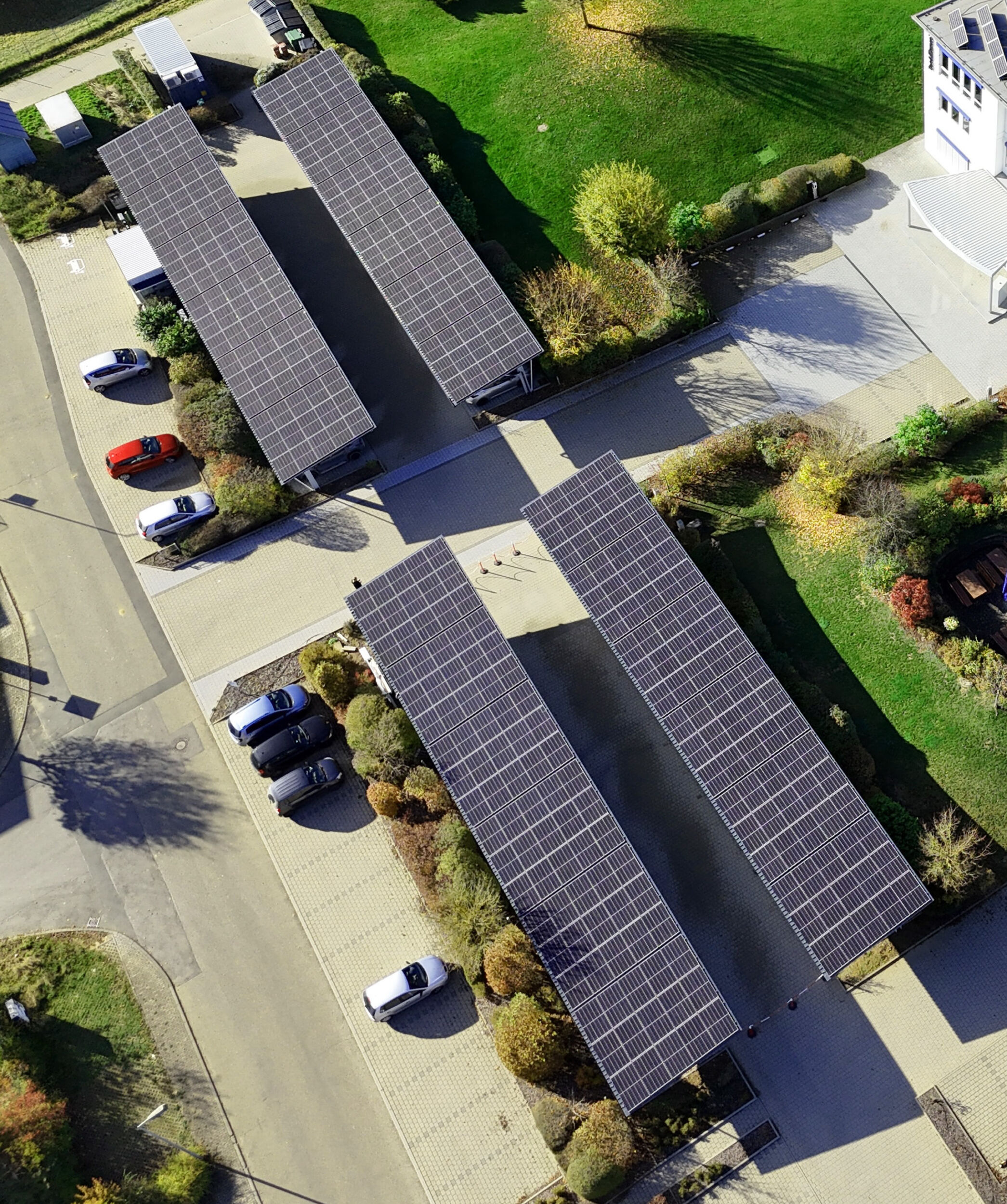 Ein erfolgreiches Beispiel für eine Photovoltaiklösung stellt der Carport der Firma TecAlliance in Weikersheim dar. Die Herausforderung bestand darin, eine ästhetisch ansprechende Lösung für den Mitarbeiterparkplatz zu schaffen, die gleichzeitig maximalen Energieertrag gewährleistet.