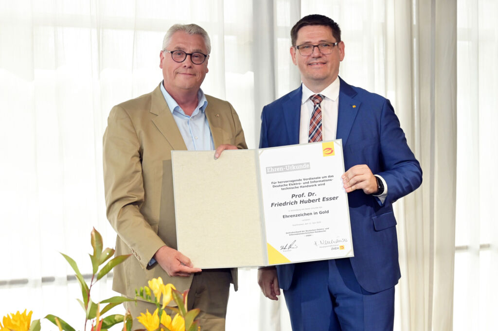 ZVEH-Pr&auml;sident Stefan Ehinger (r.) mit Professor Dr. Friedrich Hubert Esser, Pr&auml;sident des Bundesinstitutes f&uuml;r Berufsbildung (BIBB).