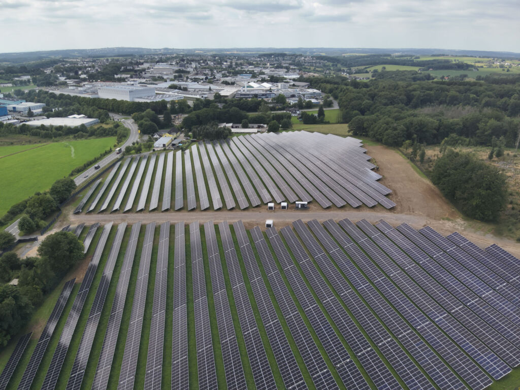 Spitze in der Energieausbeute: Die installierten 13.772 Photovoltaik-Module &agrave; 650 Watt gelten derzeit als die weltweit Leistungsst&auml;rksten ihrer Art. Zusammen sollen sie knapp zehn Millionen Kilowattstunden Solarstrom im Jahr erzeugen. Im ersten Monat seit Inbetriebnahme hat der Gira Solarpark &uuml;ber 1,1 Millionen Kilowattstunden sauberen Strom erzeugt. Dadurch hat sich der CO2-Aussto&szlig; in diesem Zeitraum um knapp 400 Tonnen reduziert (Stand: 30. Juli 2025, 14 Uhr). - Bild: Gira