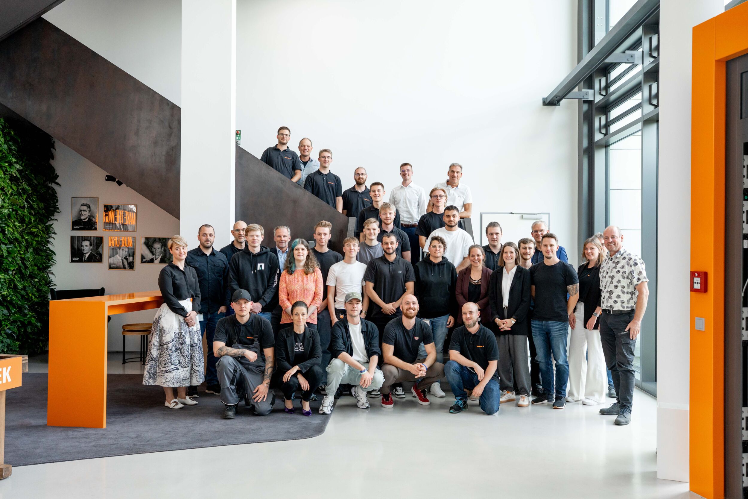 Weidmüller gratuliert 26 Nachwuchskräften Dr. Sebastian Durst (5. von rechts), Vorstandsvorsitzender der Weidmüller-Gruppe, sowie Mitglieder des Weidmüller-Ausbildungsteams, des Betriebsrats sowie Mitglieder der Jugend- und Auszubildendenvertretung freuen sich gemeinsam mit den Absolventinnen und Absolventen.