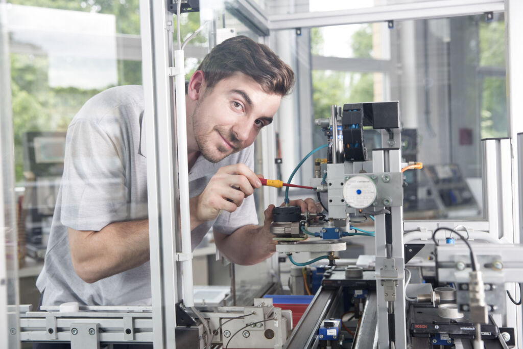 E-Zubi bei der Arbeit in der Produktionsstra&szlig;e