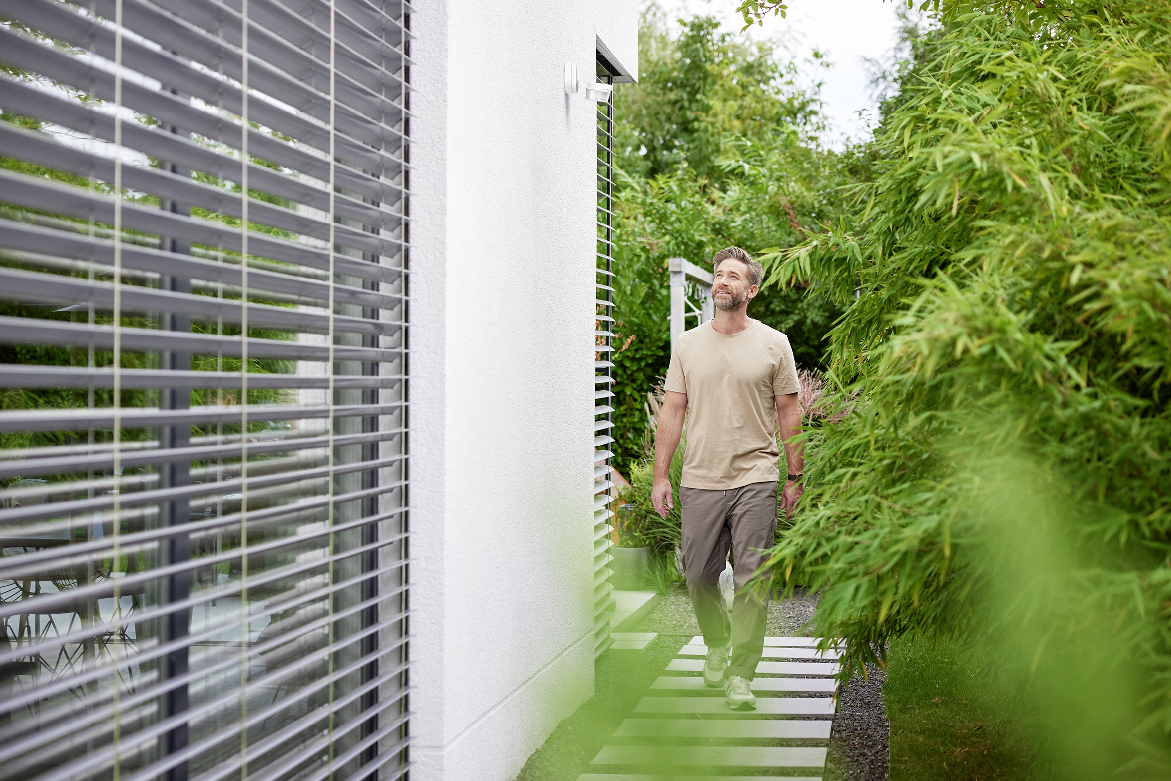 Die neueste Generation intelligenter Bewegungsmelder ist mit dem Busch-Wächter Pro nun auch für KNX verfügbar.