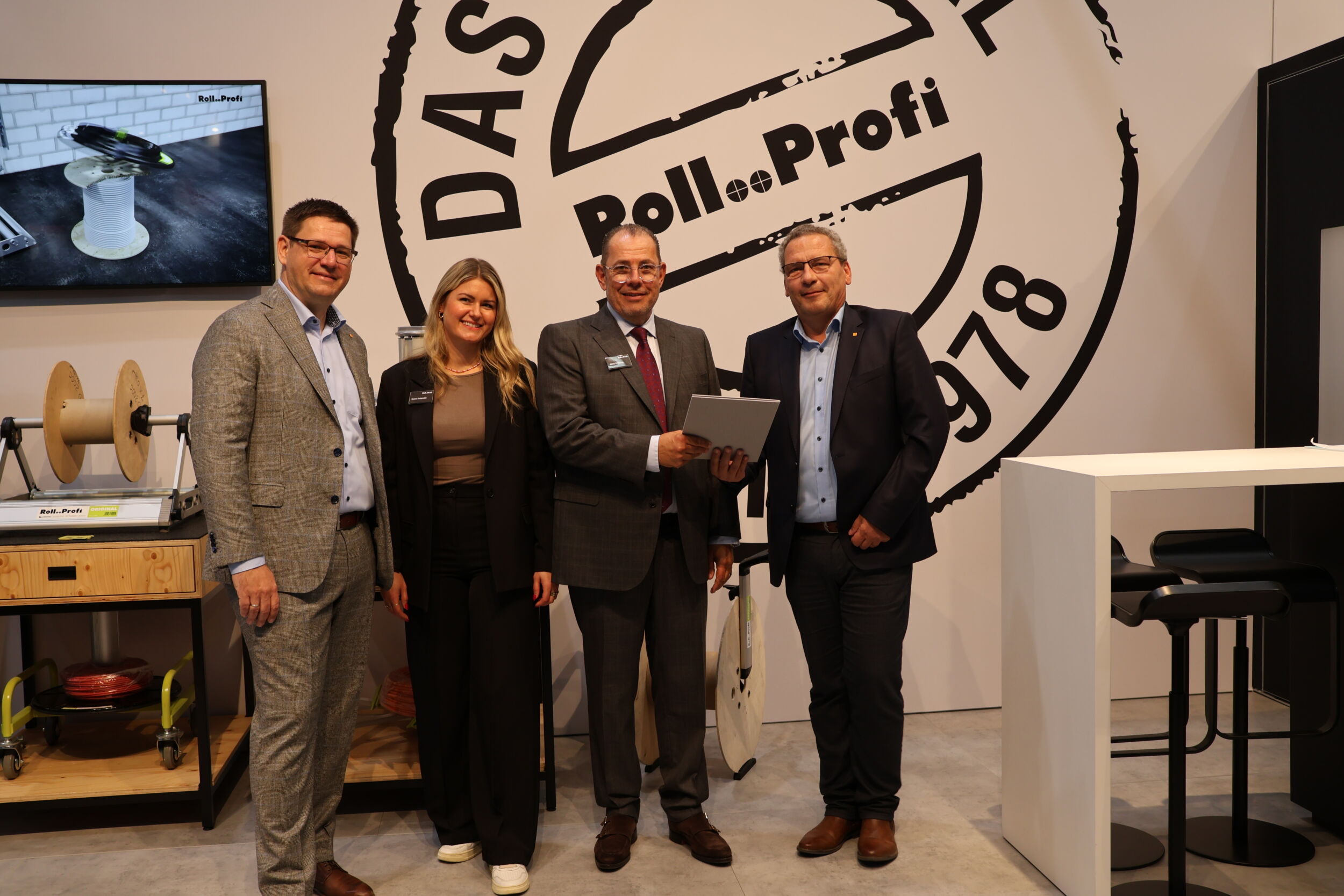 Vertragsunterzeichnung im Rahmen der efa:ON (v. l. n. r.): Stefan Ehinger (ZVEH-Pr&auml;sident), Verena Baxhenrich (Bereichsleitung L&uuml;bbering Abrollsysteme GmbH & Co. KG), Achim L&uuml;bbering (Gesch&auml;ftsf&uuml;hrender Gesellschafter L&uuml;bbering Abrollsysteme GmbH & Co. KG) und Olaf von M&uuml;ller (ZVEH-Vizepr&auml;sident und Vorsitzender der ArGe Medien im ZVEH).