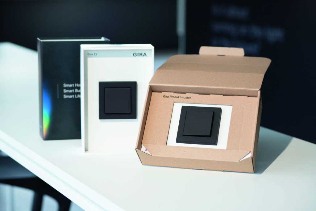 Kleinerer CO2-Fu&szlig;abdruck, aber auch die Material- und Herstellkosten der Gira Musterkartons sind gesunken.