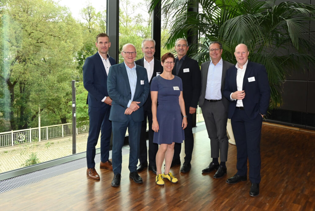 Simon Nehls, Professor Ulrich Eser, Professor Christoph Kaup, Annett Wettig, Udo Jung und Dror Peled (v.l.) sowie Karl-Walter Schuster (nicht im Bild) sind die Mitglieder des aktuellen FGK-Vorstands. Rechts im Bild: FGK-Gesch&auml;ftsf&uuml;hrer Frank Ernst.