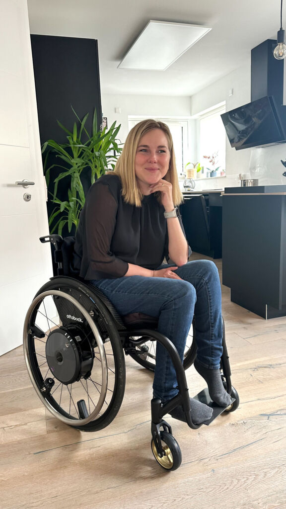 "Smart Home bedeutet f&uuml;r mich mehr Unabh&auml;ngigkeit und Komfort im Alltag", erkl&auml;rt Svenja Gluth, die mit einer Muskelerkrankung lebt. 
