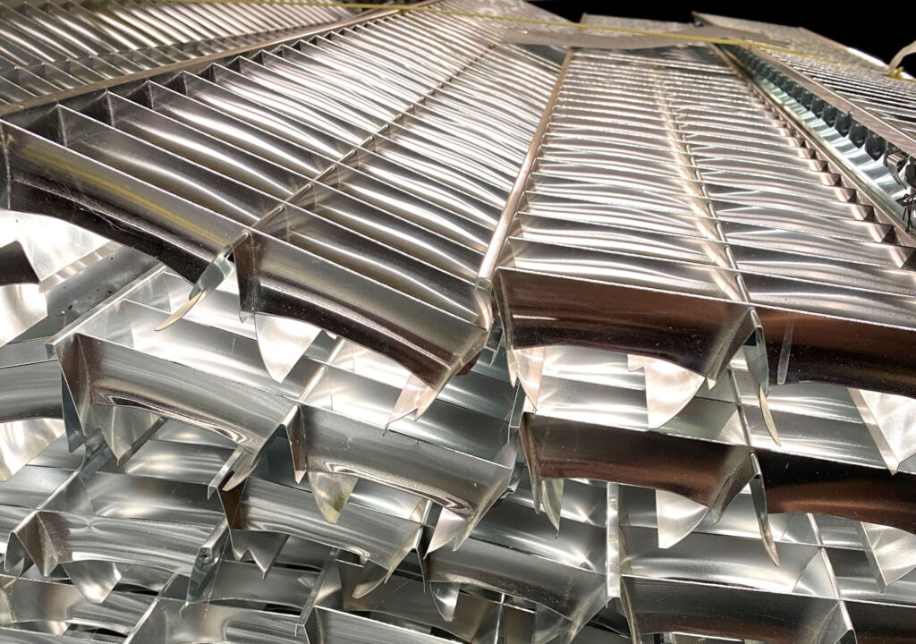 Aus alt wird neu: Das Aluminium aus den Spiegelrastern alter Leuchten wird in einem innovativen Verfahren
zu neuen Leuchtenprofilen verarbeitet.