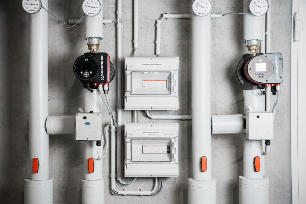 Gesamt&uuml;berblick der Installation im Keller: 
Zwei Heiz-/K&uuml;hlkreis-Controller (HCC/S), jeweils in Kombination mit Mischerventil und Umw&auml;lzpumpe.