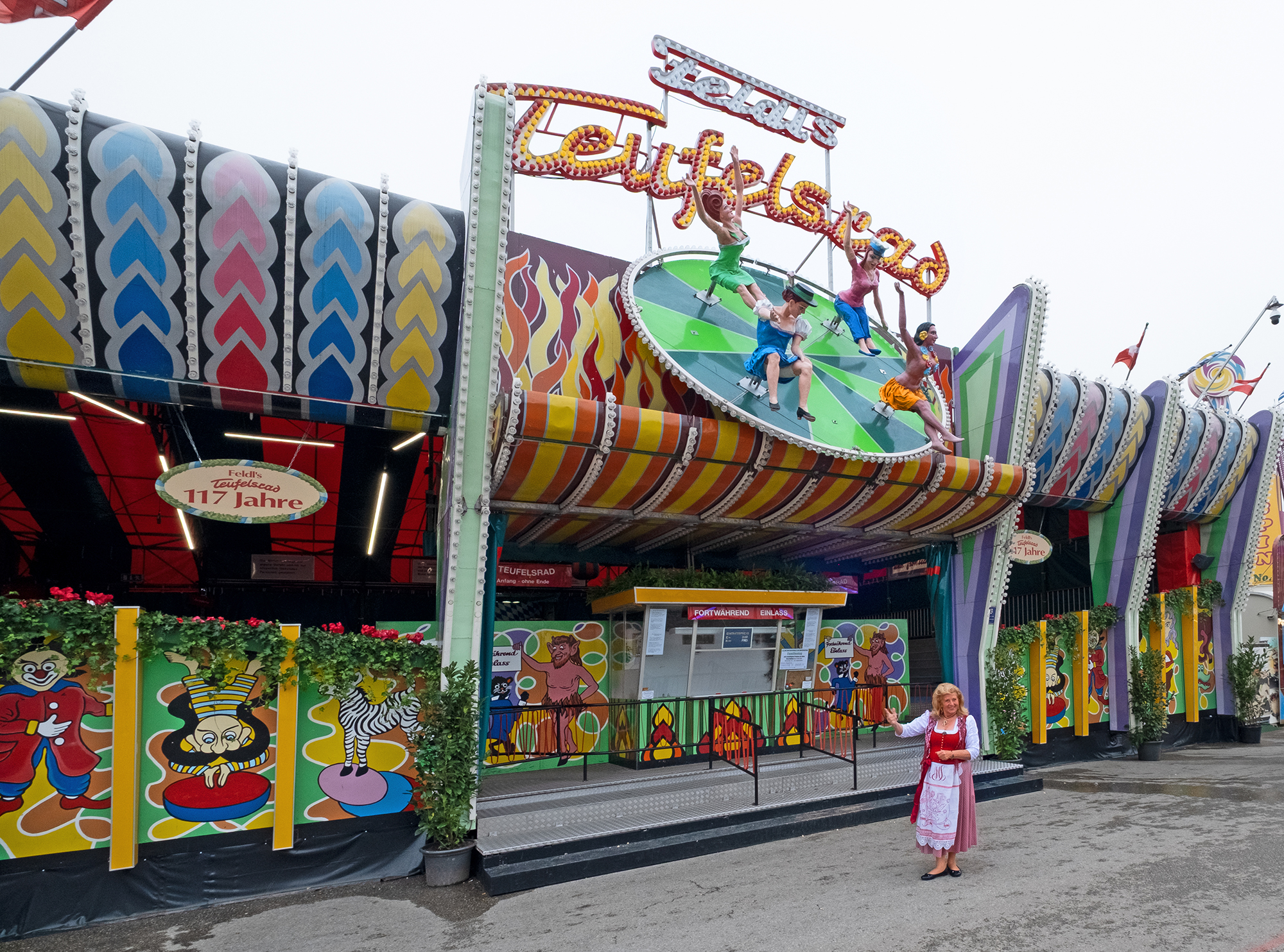 Elisabeth Polaczy, Inhaberin und Betreiberin des Teufelsrads, ist begeistert von der neuen Beleuchtungslösung.
