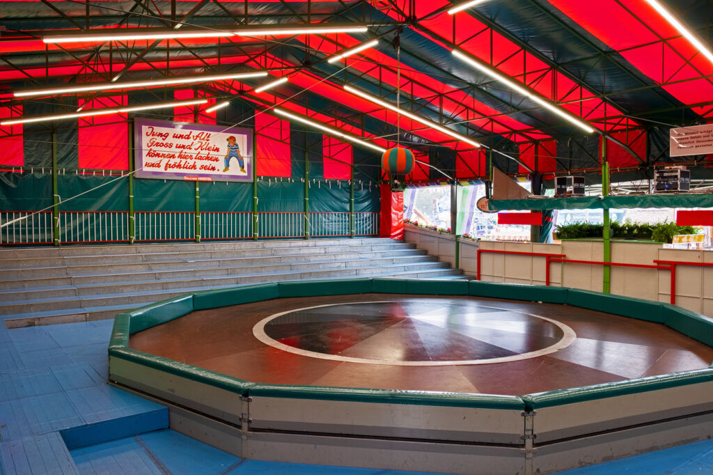 Die neue LED-L&ouml;sung sorgt im Zelt f&uuml;r gleichm&auml;&szlig;iges und stimmungsvolles Licht.