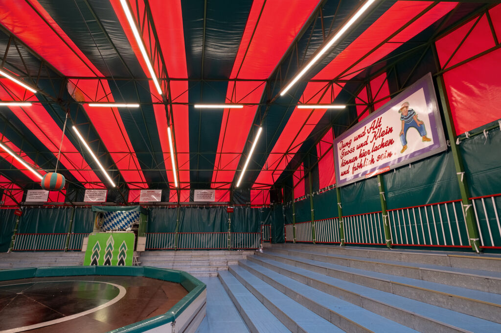 Die Leuchten sind magnetisch befestigt und lassen sich einfach 
stecken und dimmen.
