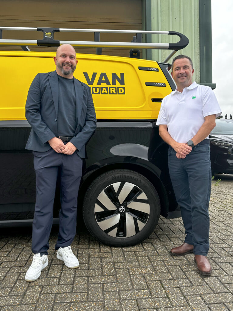 Emlyn Harris, CEO von Van Guard Accessories Ltd (l.) und Nick Smith, CEO der Landesgesellschaft Bott Ltd.