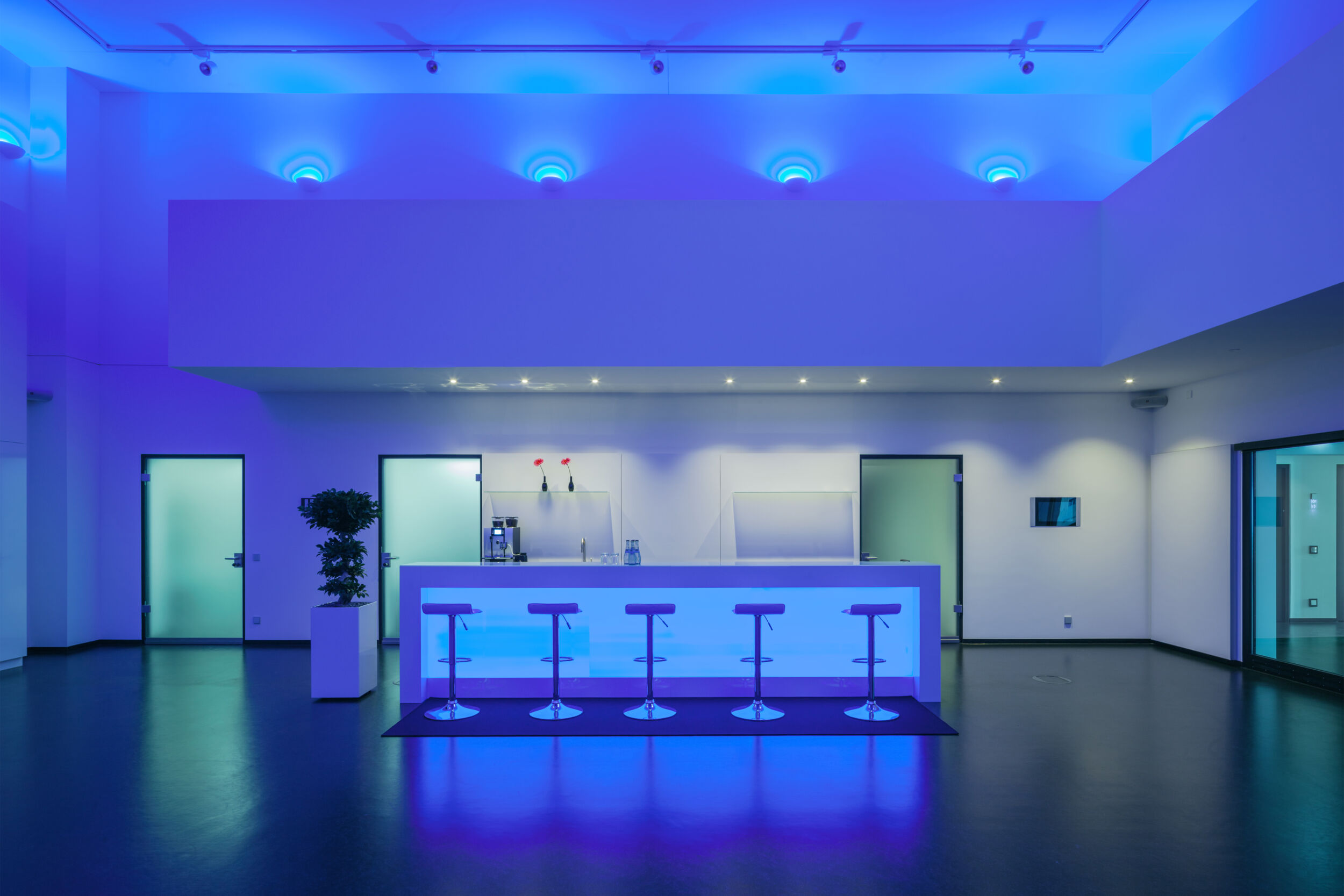 Mit dem KNX DALI-2 Aktor Colour lassen sich auch temporäre Lichtszenen für repräsentative Bereiche realisieren.