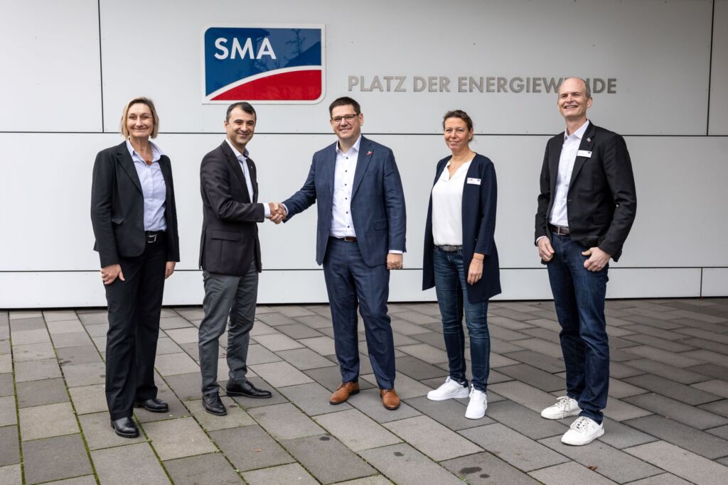 SMA ist neuer Partner der E-Markenallianz (v. l. n. r.): Gabi Schermuly-Wunderlich (ArGe Medien im ZVEH), Kaveh Rouhi (SMA), Stefan Ehinger (ZVEH), Sandra Deiseroth (SMA) und Andreas Gast (SMA).
