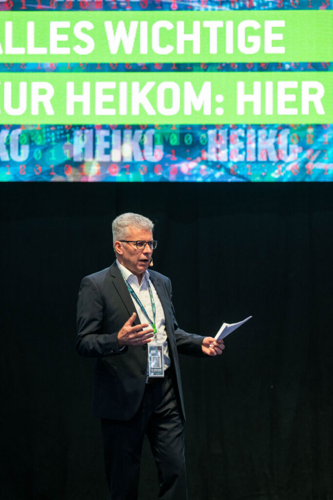 Deumess-Vorstand Hartmut Michels bei der Er&ouml;ffnung der Heikom 2025.