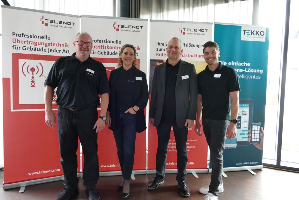Geballte Kompetenz von Telenot und Tekko vor einem gespannt lauschenden Fachpublikum, wie hier in Stuttgart. Thorsten Jeckl, Tim Sch&uuml;tz, Deborah Koller und Thorsten Hammele (v.l.n.r.) referierten &uuml;ber die gesamte Palette der elektronischen Sicherheitstechnik. 