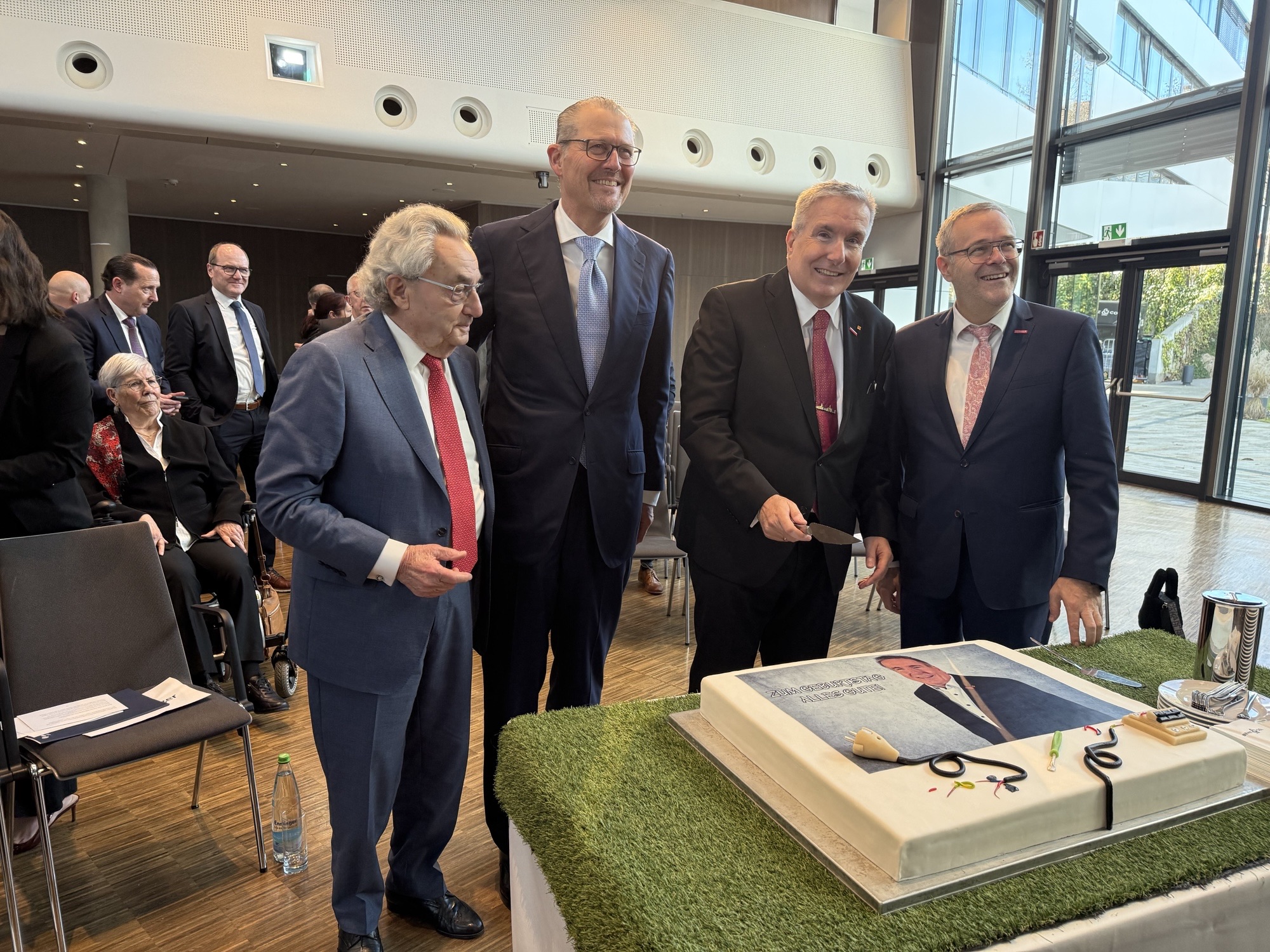 Gratulierten Thomas B&uuml;rkle (ZVEH-Vizepr&auml;sident, 2. v. r.): Prof. Dr. Dieter Hundt (ehemaliger BDA-Pr&auml;sident, l.), Dr.-Ing. Rainer Dulger (BDA-Pr&auml;sident, 2. v. l.) und J&ouml;rg Dittrich (ZDH-Pr&auml;sident, r.).