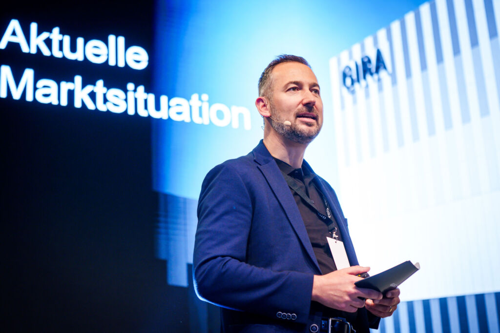 Gira Gesch&auml;ftsf&uuml;hrer Dominik Marte er&ouml;ffnete die Club Jahreskonferenz der Gira Aktiv Partner im 'The Frame' in D&uuml;sseldorf. 