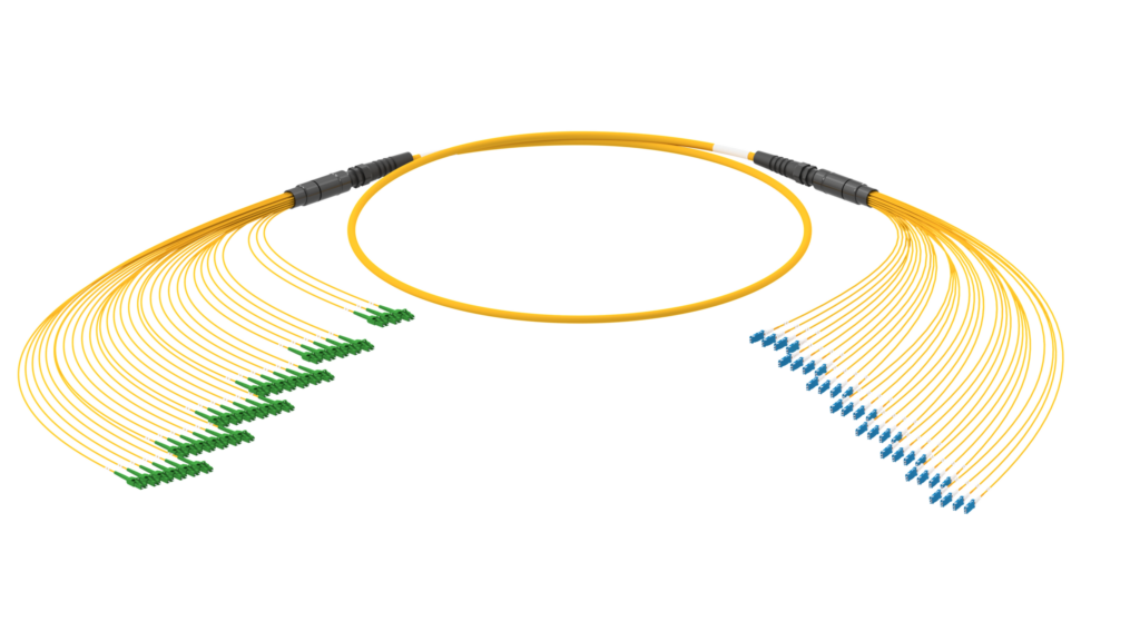 Rosenberger OSI PreCONNECT%C2%AE Trunk 64 Fasern Singlemode LCC APC auf SN PC. LCC APC im Patchverteiler SN PC am