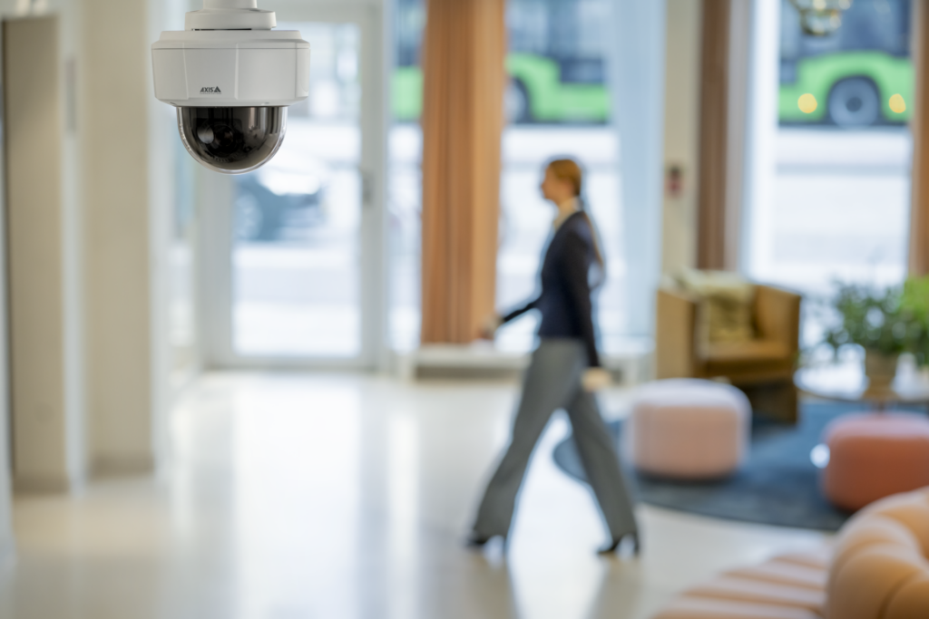 Dank offener Standards wie Vapix und ONVIF werden Netzwerk-Kameras wie die AXIS M5526-E zum integrierten Baustein im Smart-Building-Betrieb.