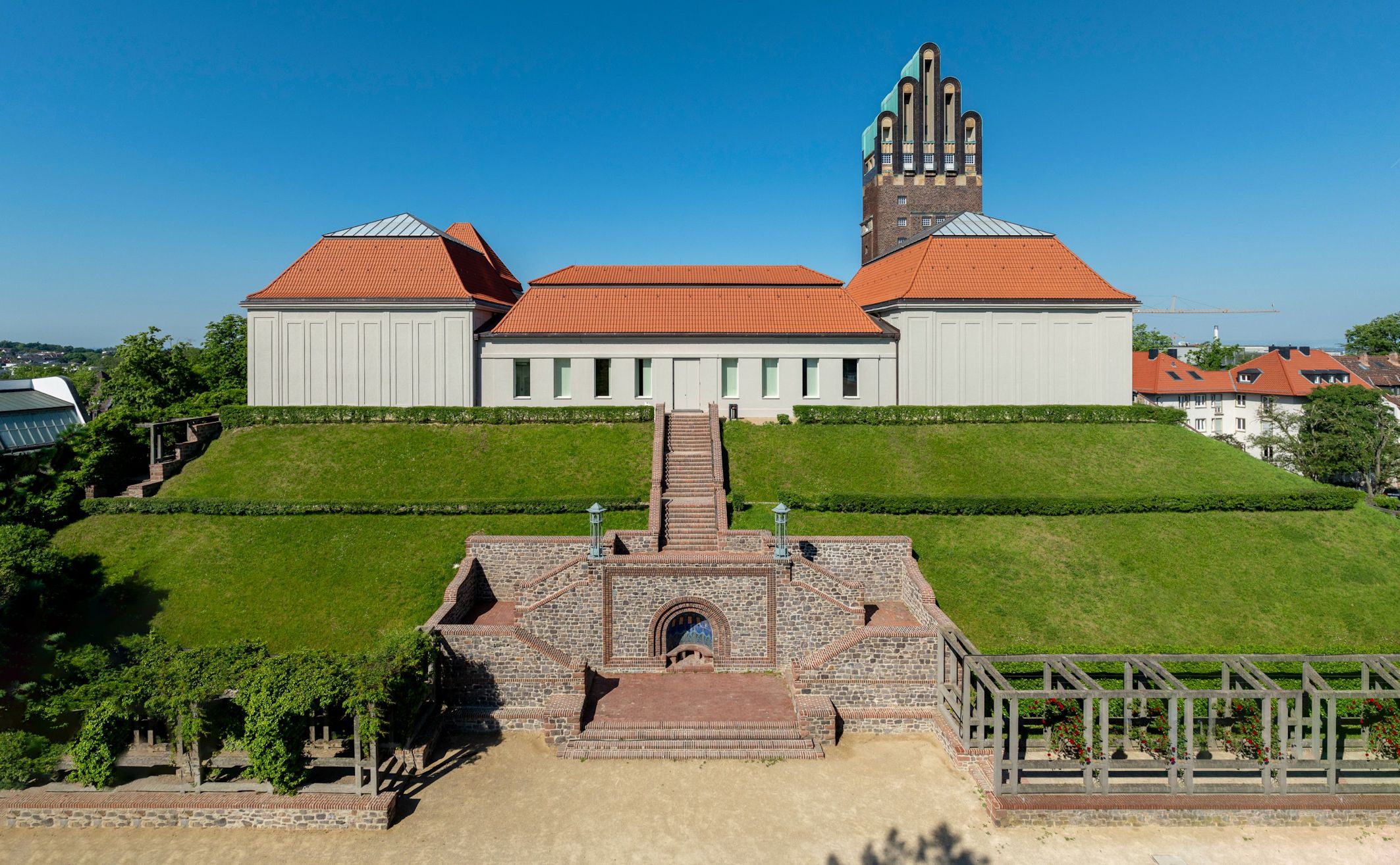 Die Kuppelhalle des Ausstellungsgebäudes Mathildenhöhe Darmstadt erstrahlt in homogenem, blendfreien Licht durch ein SDT-Lichtbandsystem von Regiolux.