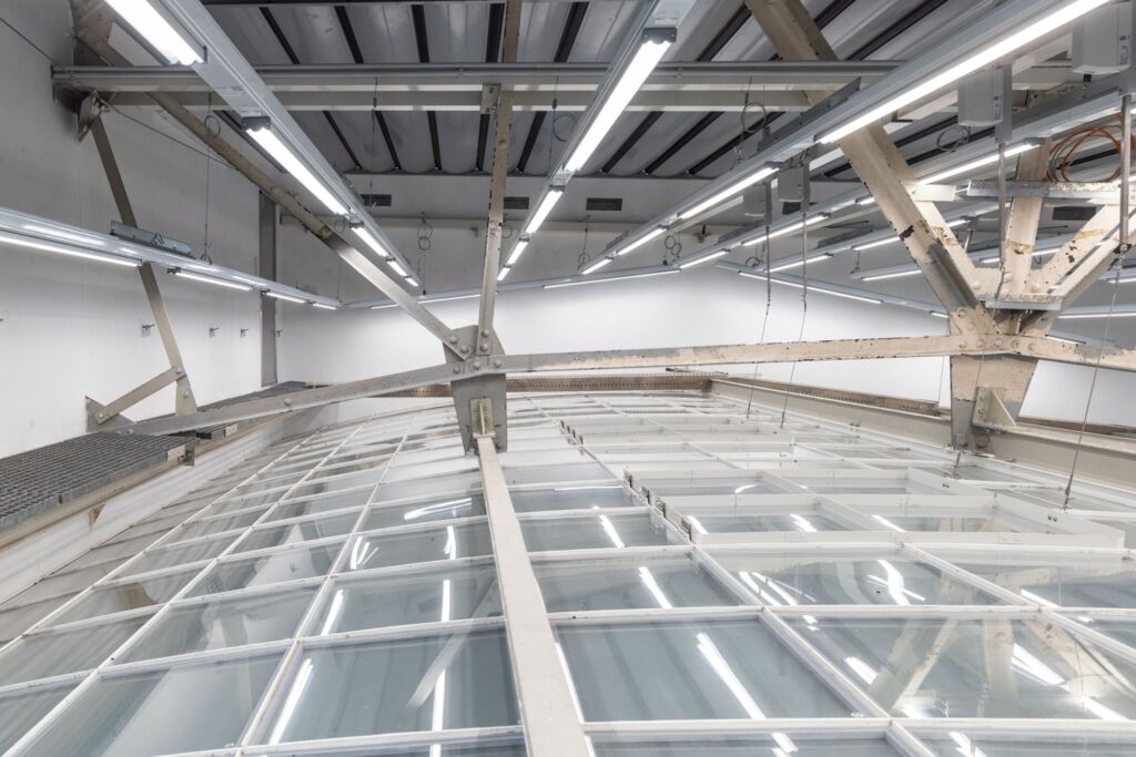 150 Regiolux-Lichtbandmodule mit stufenlos einstellbaren Farbtemperaturen via Tunable White und tageslichtorientierter Steuerung nach dem Prinzip des Human Centric Lighting (HCL) schaffen ein variables Licht, das den nat&uuml;rlichen Tagesverlauf simuliert.