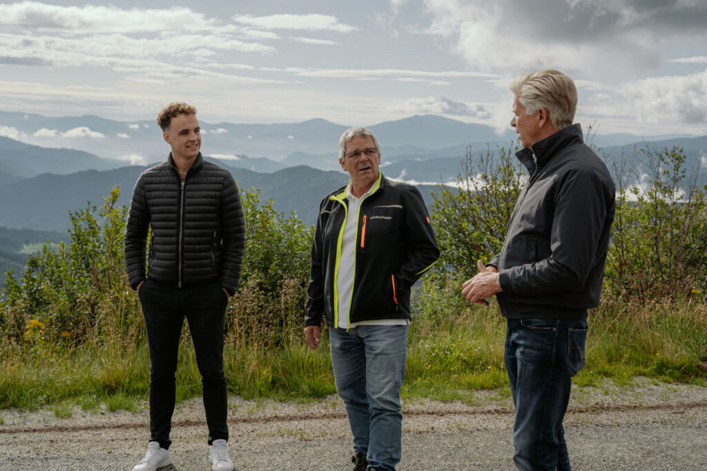 v.l.n.r.: Steffen Seifert (Produktmanager Fr&auml;nkische), Uwe Steinmann (Senior Project Manager Goldbeck Solar) und Reinhard F&uuml;llerer (Bauleiter ImWind) im Austausch &uuml;ber das Projekt.