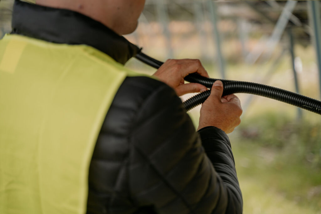 Dank der teilbaren und wiederverschlie&szlig;baren Konstruktion k&ouml;nnen die Rohre werkzeuglos um bereits verlegte Kabel montiert und wie ein Rei&szlig;verschluss verschlossen werden.