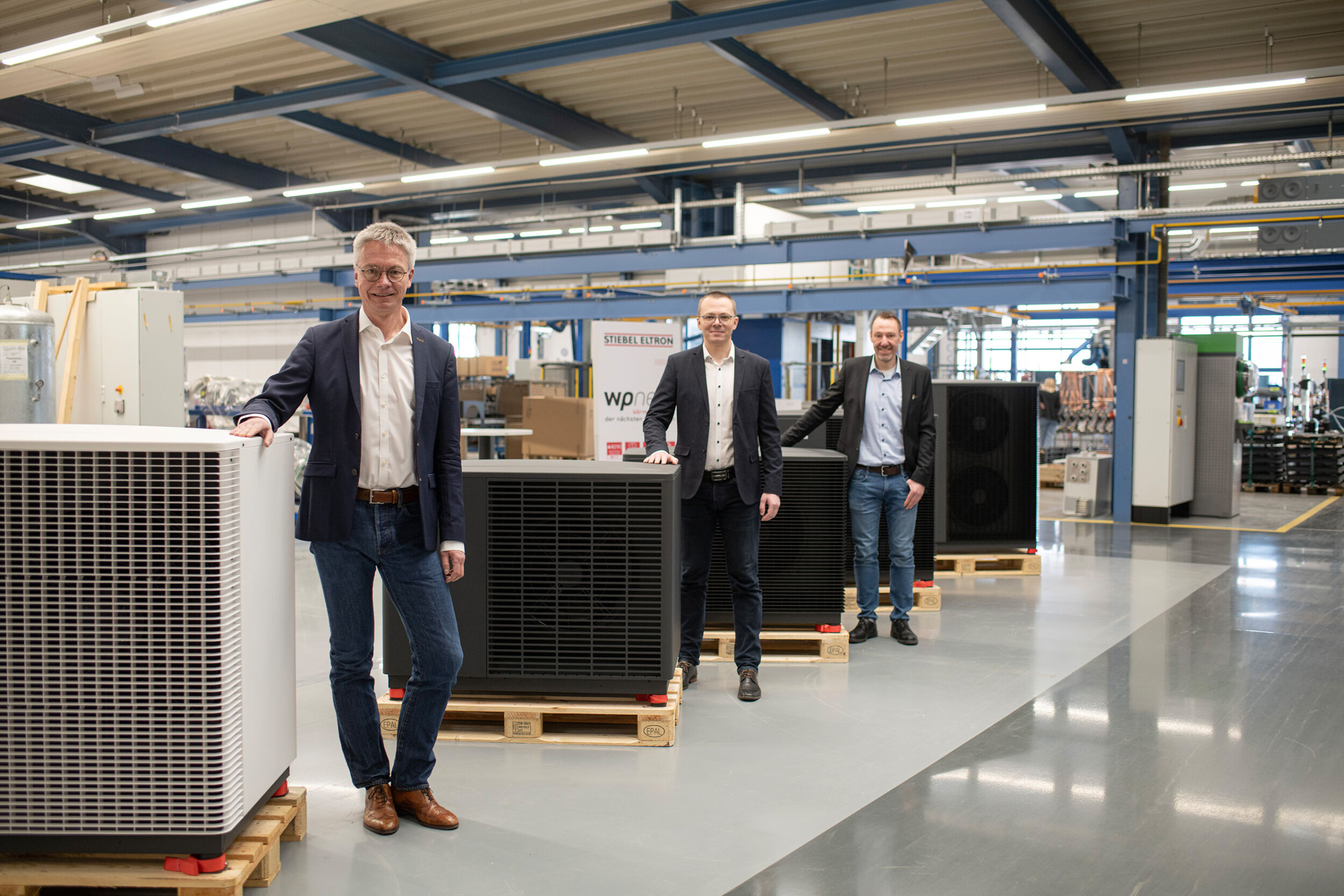 Wärmepumpenfertigung von Stiebel Eltron in Höxter Dr. Kai Schiefelbein, Vorsitzender der Geschäftsführung, Dr. Alexander Janzen, Leitung Profit Center Wärmepumpe, Lars Michel, Leiter Wärmepumpenfertigung, sind froh, die Wärmepumpenfertigung im Höxteraner Werk von Stiebel Eltron wieder in Betrieb nehmen zu können.
