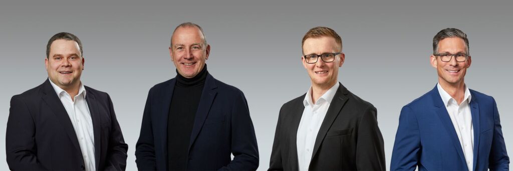 (v.l.n.r.) Niels Mohrmann, Bereichsleiter Verwaltung, Karsten Schr&ouml;der, Gesch&auml;ftsf&uuml;hrer, Bj&ouml;rn L&uuml;tker, Bereichsleitung Produktion, Henning J&uuml;r&szlig;, Gesch&auml;ftsf&uuml;hrer.