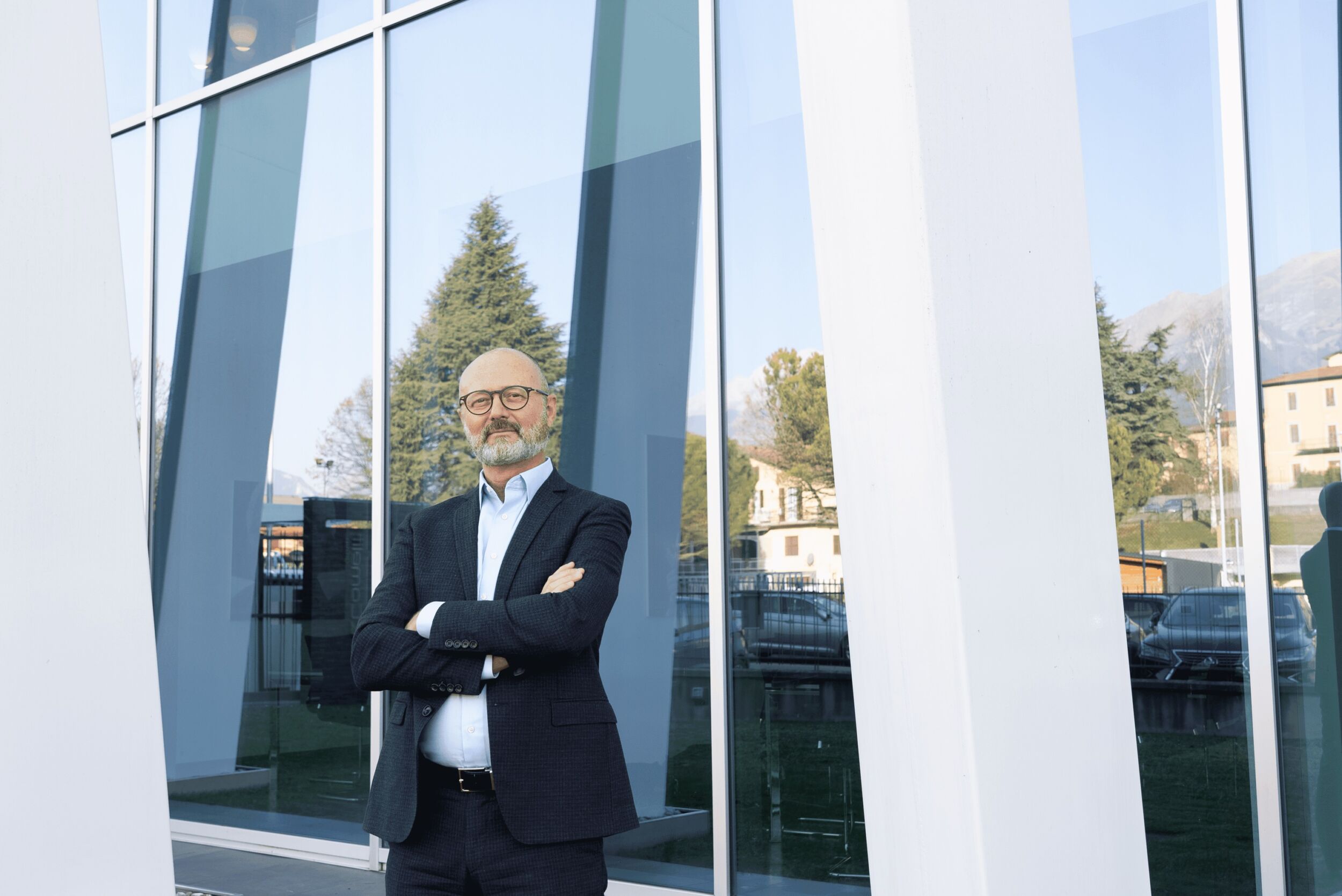 Comelit Group-CEO Edoardo Barzasi pr&auml;sentiert stolz die neu entwickelte Video-Innensprechstelle Logos: Ein innovatives Design, moderne Technologie (NFC Programmierung) und zahlreiche neue Features setzen neue Ma&szlig;st&auml;be.